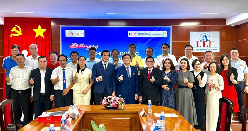 Lãnh đạo và các đại diện tham dự buổi lễ khai mạc Khóa bồi dưỡng kỹ năng kinh tế thể thao 2025.