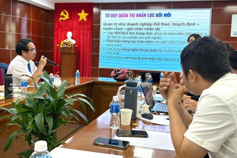 TS. Lý Đại Nghĩa trao đổi trong khóa bồi dưỡng.