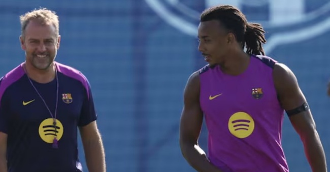 Hansi Flick xoay tua nhân sự Barcelona.