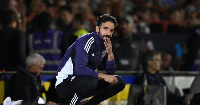 Áp lực đang đè nặng lên vị HLV người Bồ Đào Nha.