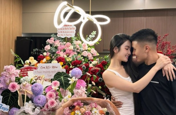 Nguyễn Quang Hải và khoảnh khắc lãng mạn bên bà xã Chu Thanh Huyền. Ảnh: FBNV.