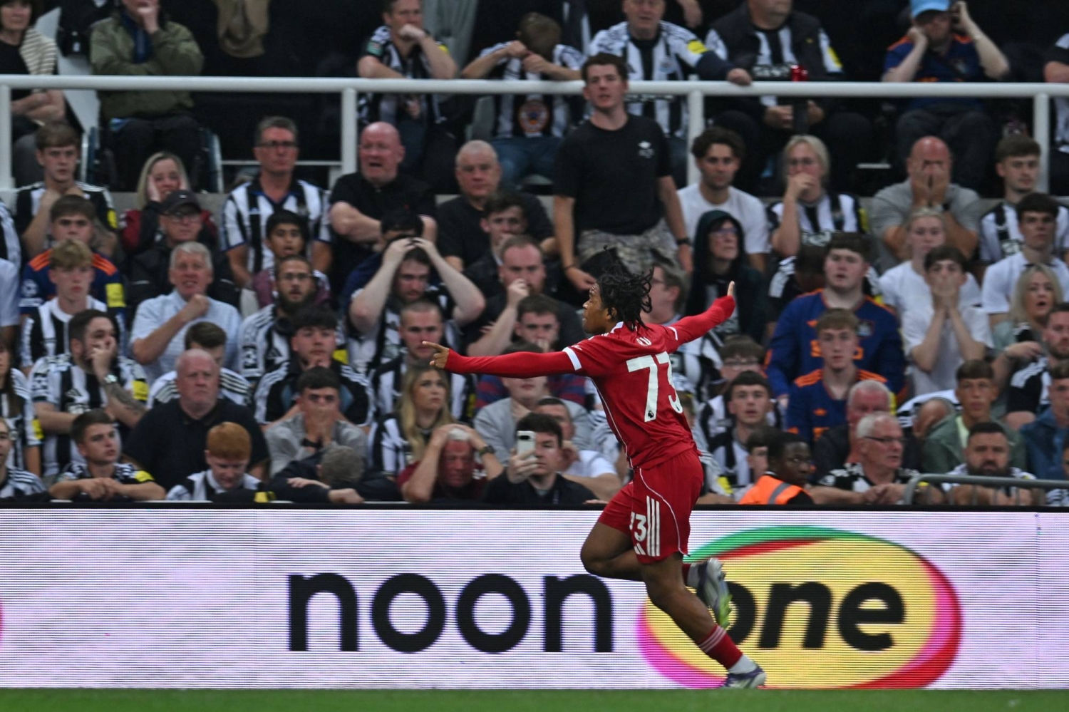 Ngumoha ở tuổi 16, ghi bàn ấn định tỉ số trong chiến thắng của Liverpool trước Newcastle