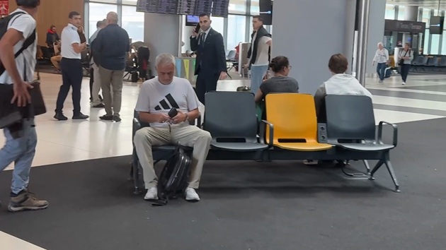 Mourinho nhanh chóng lên máy bay để rời Thổ Nhĩ Kỳ.