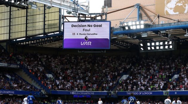 VAR từ chối bàn thắng của Fulham.
