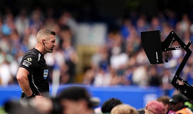Trọng tài Robert Jones đưa ra những quyết định gây tranh cãi ở trận đấu giữa Chelsea và Fulham.