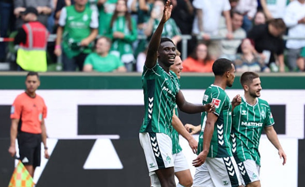 Bremen gỡ hòa 3-3 dù thi đấu với 10 người