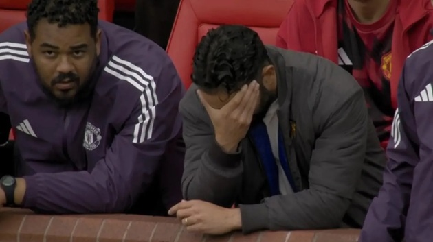 Amorim ôm đầu sau khi Cunha chấn thương.