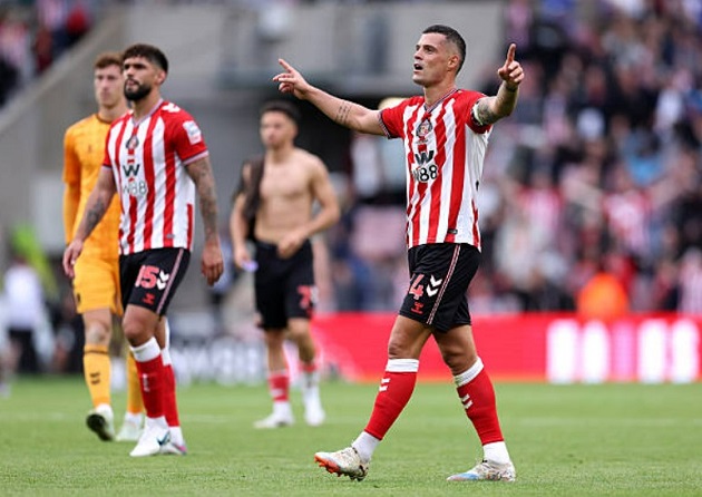 Xhaka có pha kiến tạo mang về bàn thắng quyết định cho Sunderland.