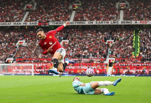 Diogo Dalot – 6/10 Dalot đã có một pha kiến tạo đẹp mắt cho Mbeumo, nhưng anh cũng cần phải làm tốt hơn trong tình huống phòng ngự khi để Burnley ghi bàn mở tỷ số.