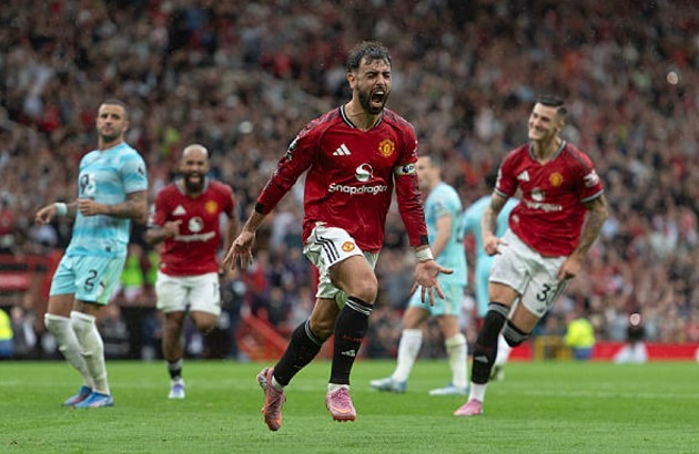 Bruno Fernandes – 7/10 Fernandes đã có một đường chuyền dài xuất sắc giúp Mbeumo có cơ hội đầu tiên và anh cũng gần như ghi bàn từ một pha phạt góc. Tuy nhiên, điều quan trọng nhất là anh đã giữ bình tĩnh và ghi bàn từ chấm penalty vào phút cuối để mang lại chiến thắng cho United.