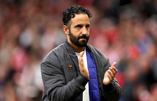 Ruben Amorim không nhìn Bruno Fernandes đá phạt đền trong trận đấu với Burnley.