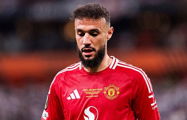 Noussair Mazraoui nằm trong tầm ngắm của Juventus.