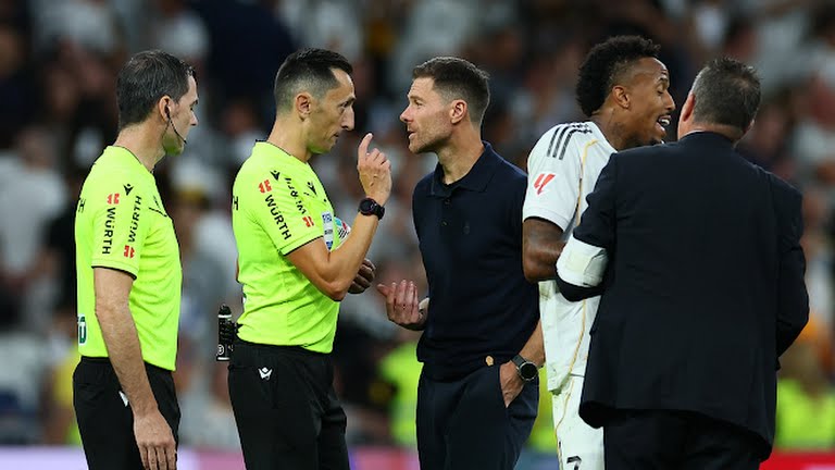 Alonso tranh cãi với trọng tài.