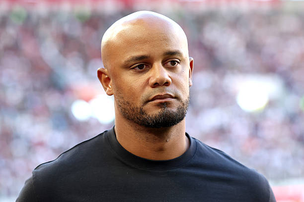 Kompany phải nhanh chóng tìm cách cải thiện hàng phòng ngự.