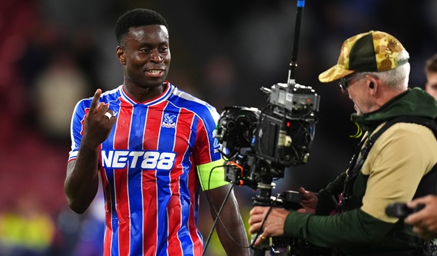 Palace hét giá Guehi cho Liverpool