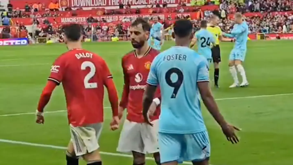 Fernandes và Dalot đã có hành động khiêu khích cầu thủ phía Brentford.
