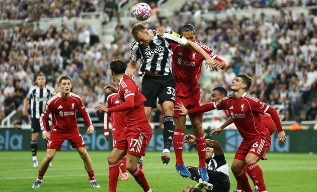 Hàng thủ Liverpool đang vô cùng mong manh