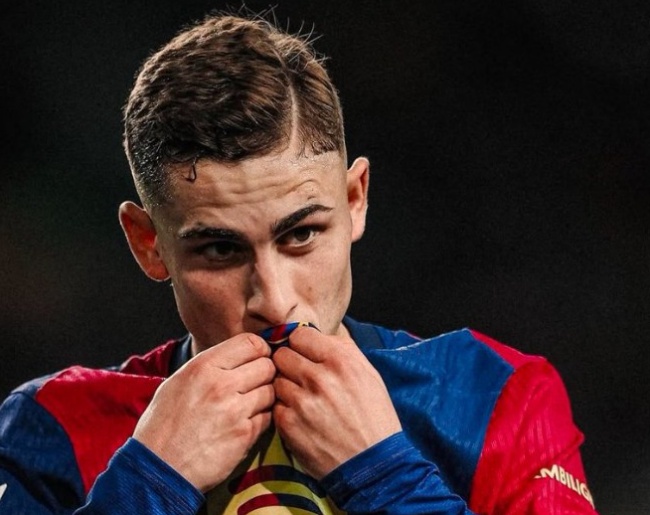 Fermin Lopez thể hiện tình yêu với Barca.