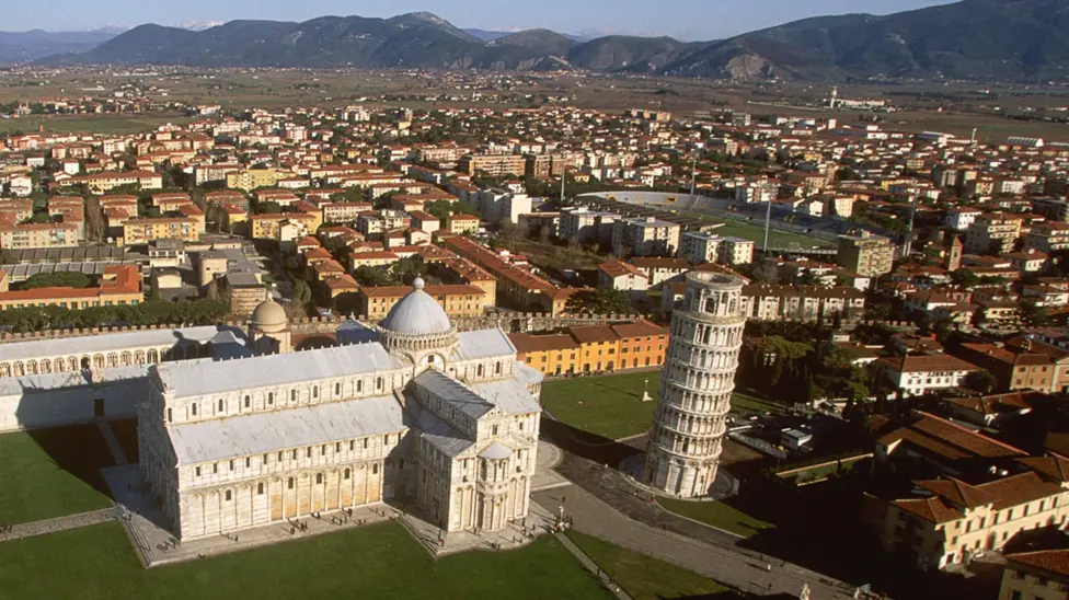Sân nhà của Pisa cách Tháp Nghiêng không xa
