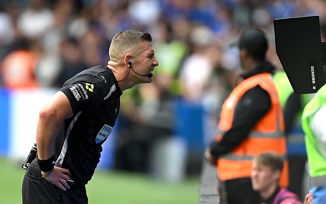VAR gây tranh cãi trong chiến thắng 2-0 của Chelsea trước Fulham.