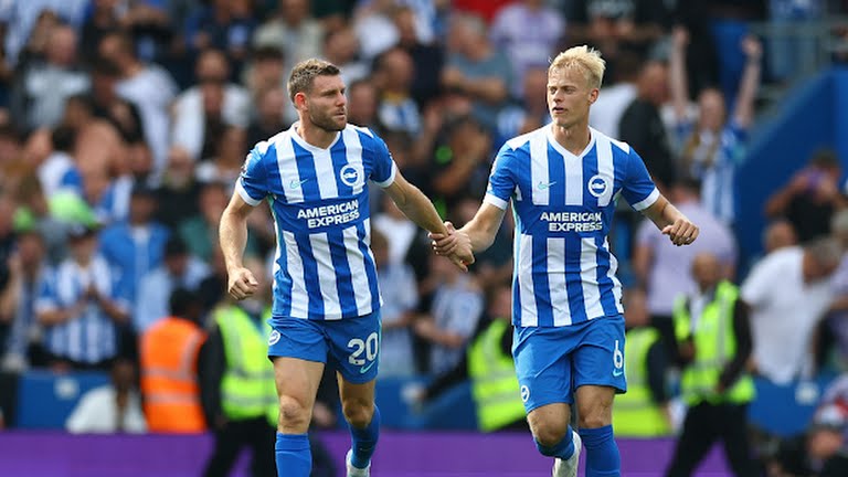Milner có cú sút phạt đền chuẩn xác cho Brighton.