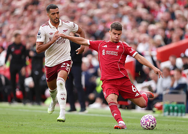 Milos Kerkez: 8.2 điểm. Một "hòn đá tảng" thực sự nơi hàng phòng ngự của Liverpool. Vô hiệu hóa Madueke một cách xuất sắc trong hiệp một và không mắc sai lầm nào trong hiệp hai, màn trình diễn của anh được tóm gọn bằng một pha xoạc bóng xuất sắc khác ở những phút bù giờ.