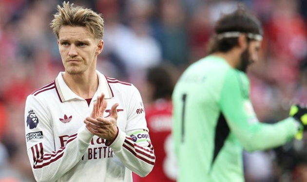 Neville chê bai Odegaard và đồng đội