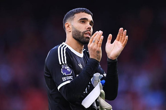 Raya không thể giữ sạch lưới sau cú sút phạt của Szoboszlai.