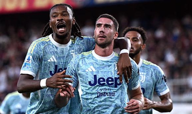 Dusan Vlahovic ghi bàn giúp Juventus đánh bại Genoa.