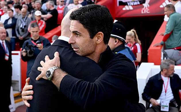 Mikel Arteta để thua Arne Slot trong cuộc đấu trí tại Anfield.