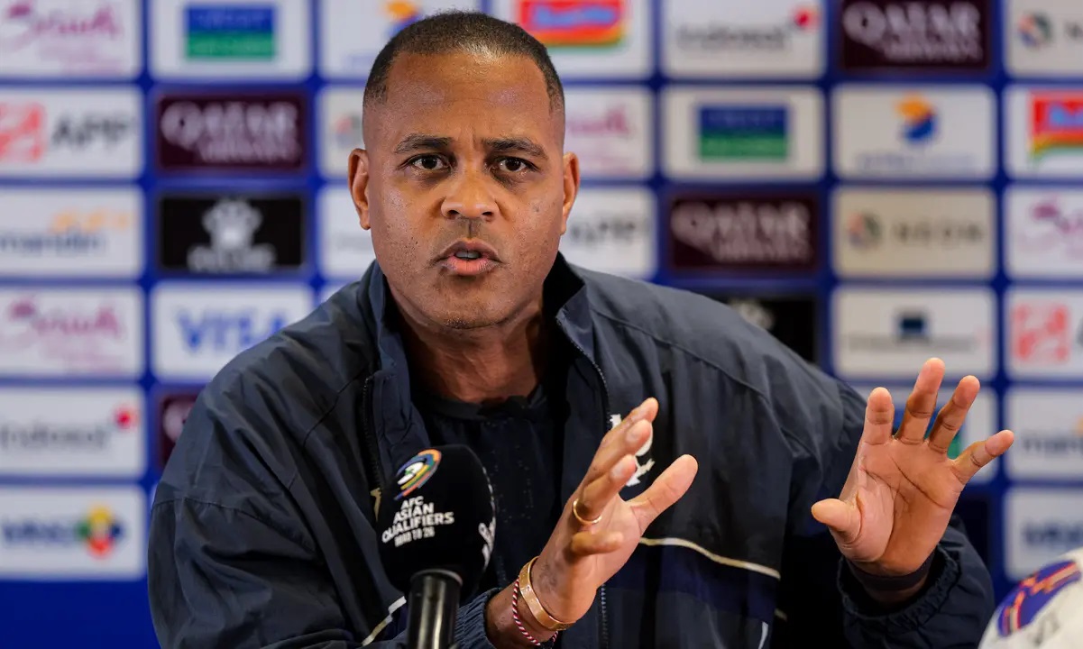 HLV Kluivert đối mặt áp lực lớn.