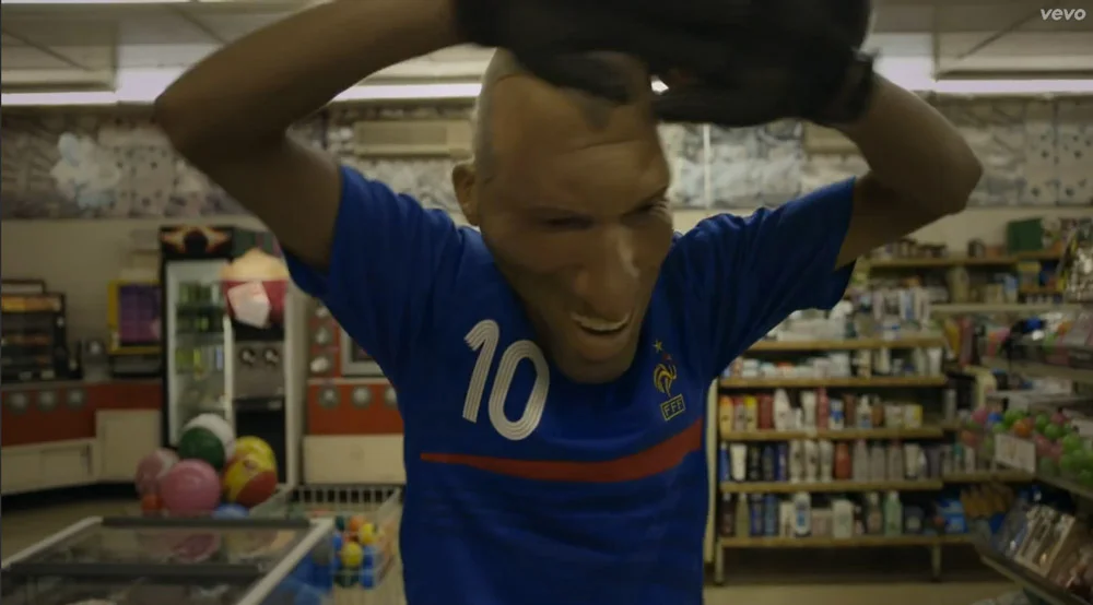 Hình ảnh hài hước của Zidane trong MV âm nhạc