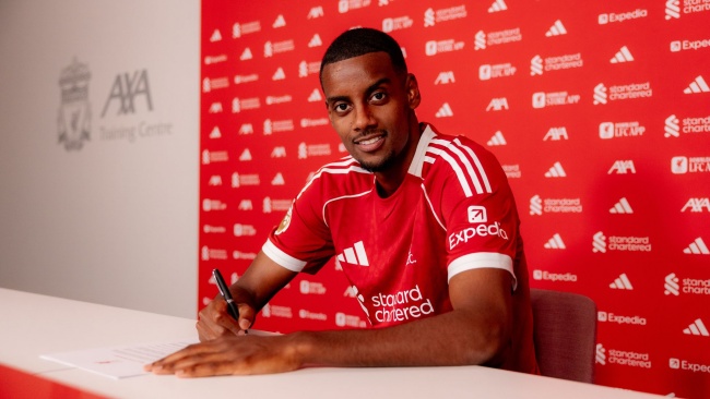 Isak cập bến Liverpool.