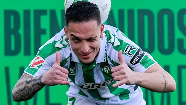 Antony trở lại Real Betis từ Man Utd