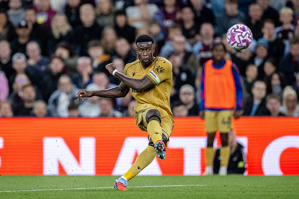 Palace giữ Guehi lại vì không có phương án thay thế.