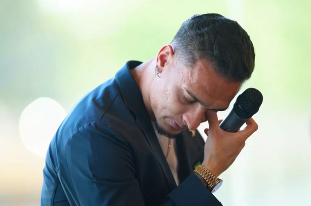 Antony rơi nước mắt khi quay lại Betis.