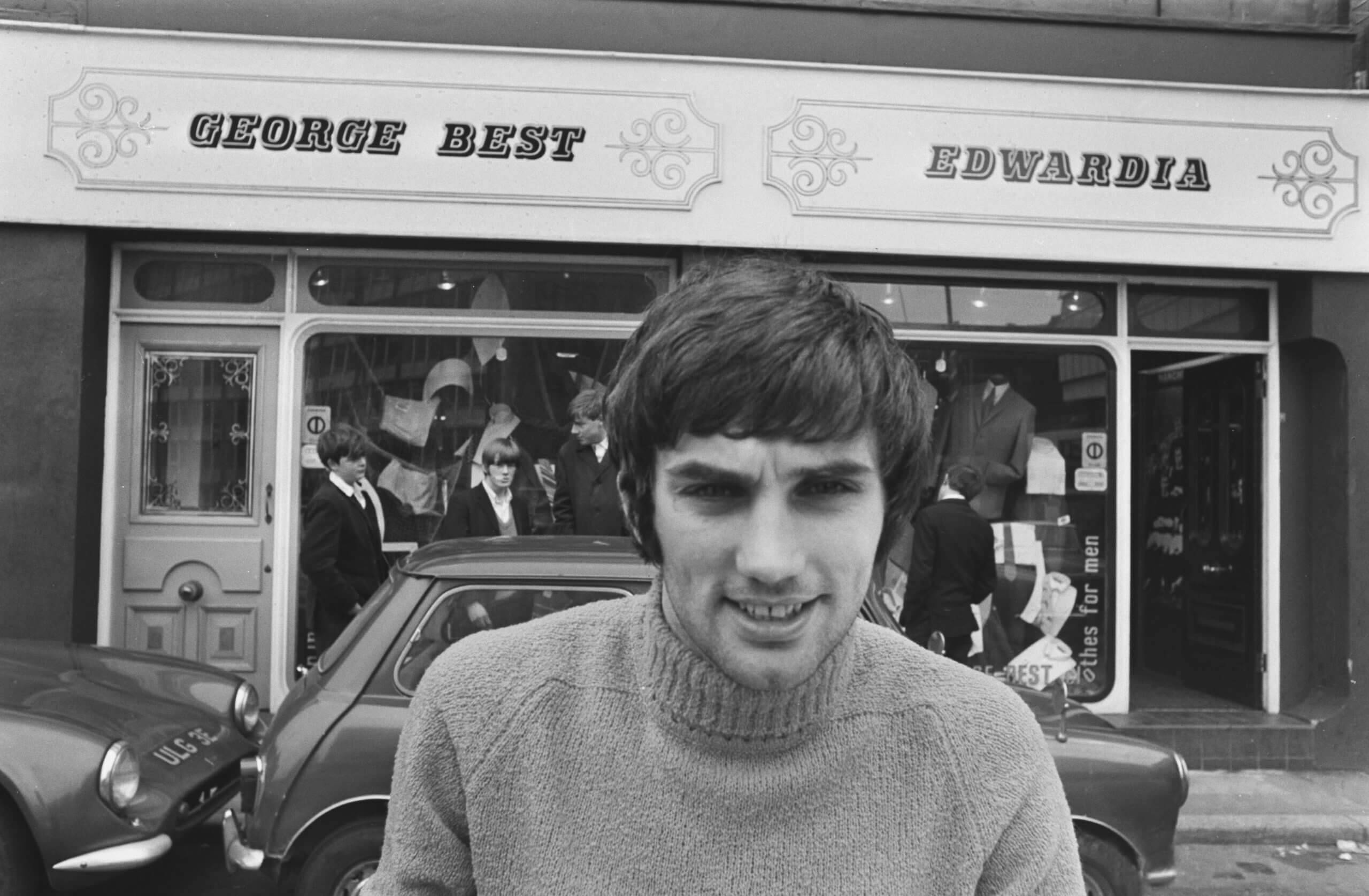 George Best bên ngoài cửa hiệu thời trang của mình