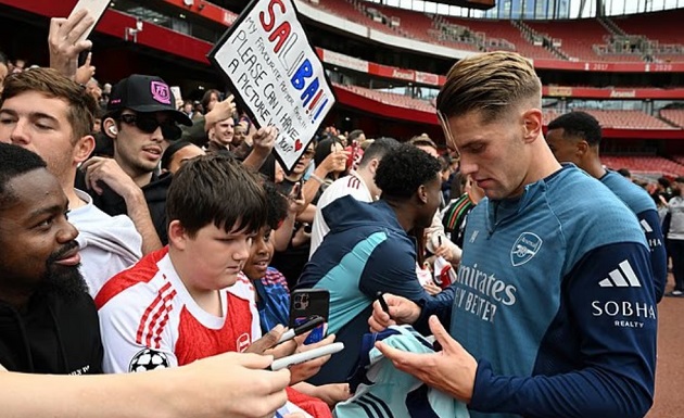 Ảnh bài viết Ca khúc CĐV Arsenal chế về đời tư khiến Gyokeres ngại ngùng