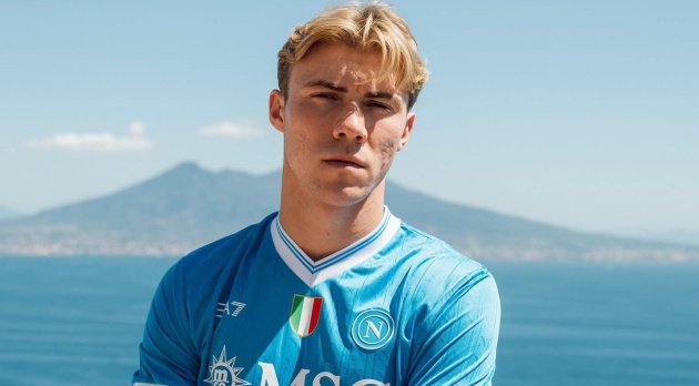 Hojlund chuyển sang khoác áo Napoli khi bị ép ra đi.