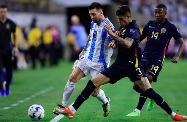 Ảnh bài viết Trận ra mắt của Hincapie tại Arsenal có thể bị trì hoãn