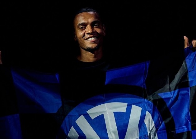 Akanji đã chính thức khoác lên mình màu áo Inter.