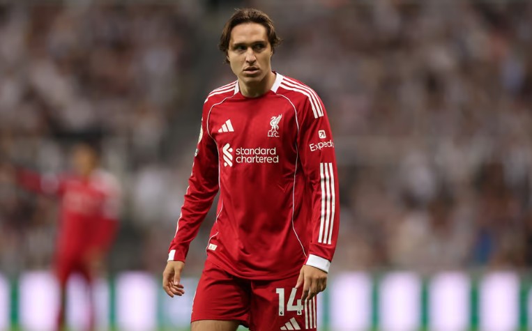 Federico Chiesa sẽ không thể góp mặt tại Champions League do bị HLV Arne Slot loại khỏi danh sách tham dự của Liverpool.