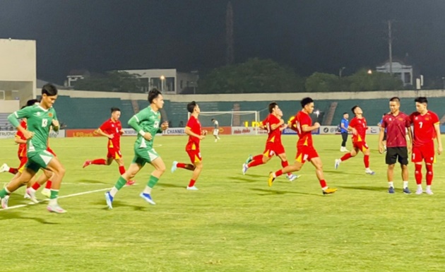 Các cầu thủ dự bị U23 Việt Nam tập luyện thể lực sau trận ra quân.