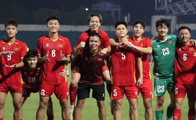 Trần Thành Trung cõng Viktor Lê sau khi trận đấu khép lại.