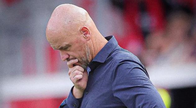 Ten Hag bức xúc khi bị Leverkusen sa thải.