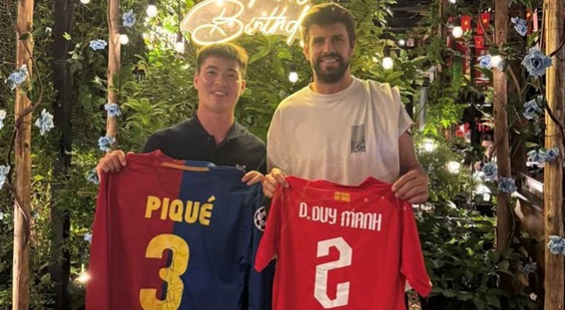 Duy Mạnh đổi áo với Pique.