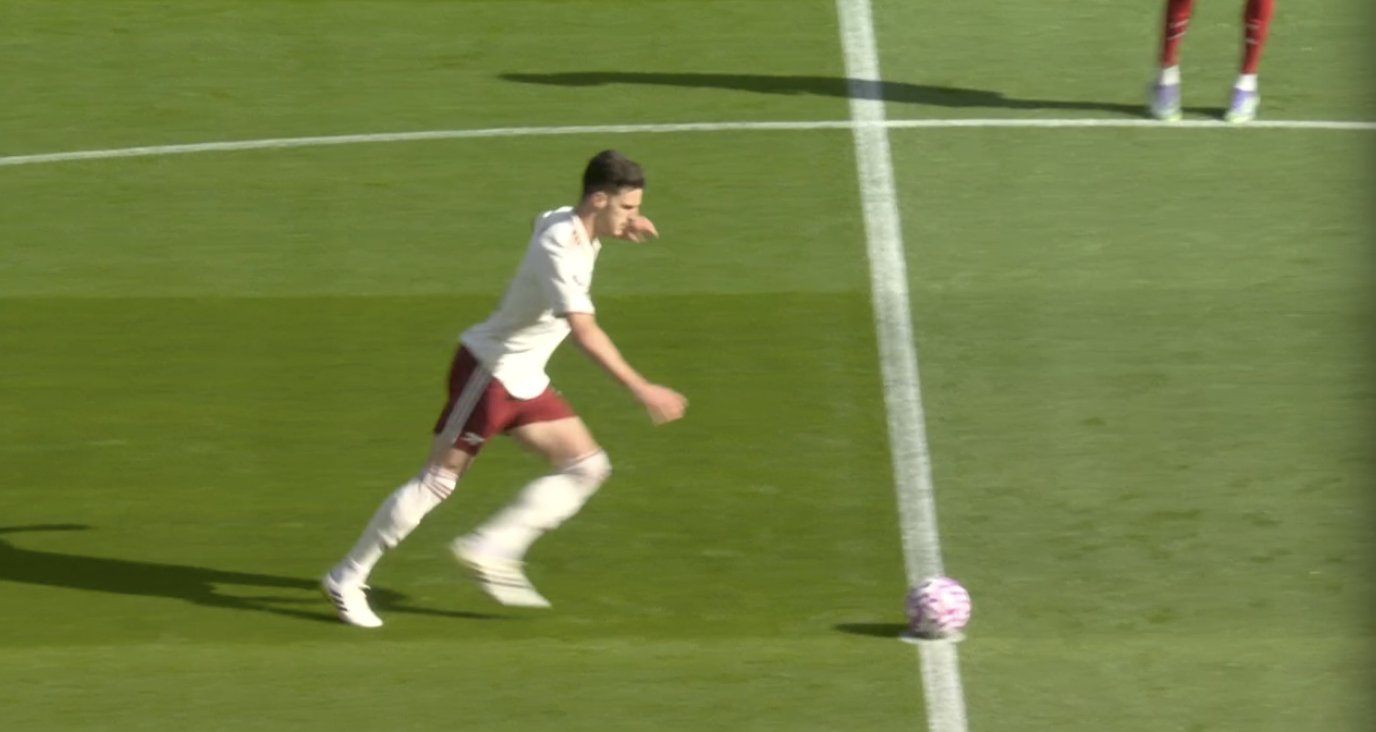 Arsenal sử dụng chiến thuật sút bóng ra biên khi giao bóng trong trận đấu với Liverpool