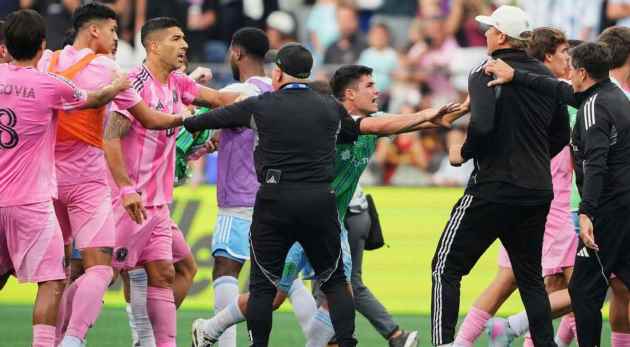 Suarez xin lỗi sau hành vi phản cảm.