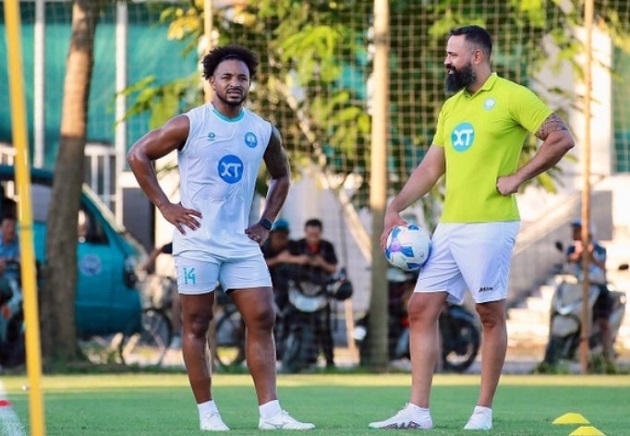 Xuân Son vừa trở lại Việt Nam sau thời gian về Brazil điều trị chấn thương.