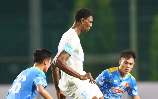 Ảnh bài viết CĐV Nam Định "không biết nên vui hay buồn" sau thắng lợi 4-0 trước tuyển Việt Nam